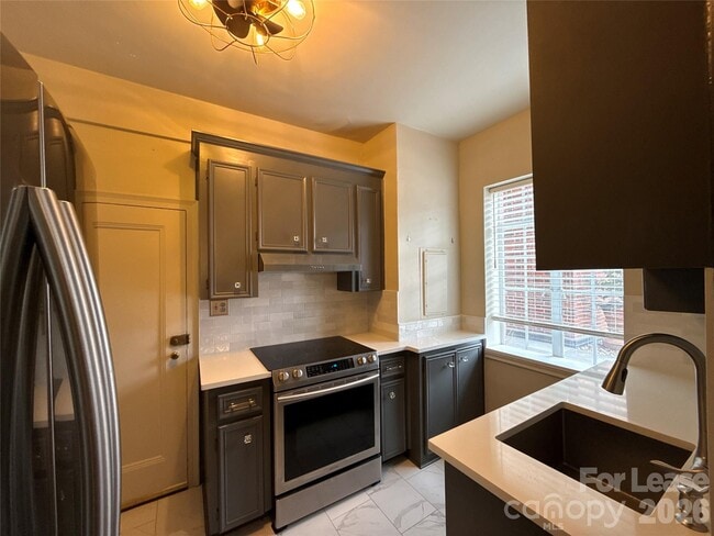 Building Photo - 301 W 10th St