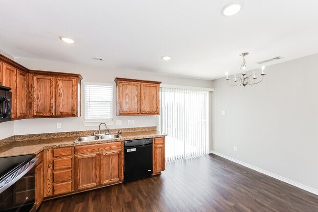 Building Photo - 1217 Maplewood Dr