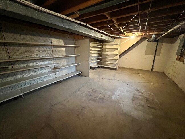 Building Photo - Large Whitehall Ranch Home