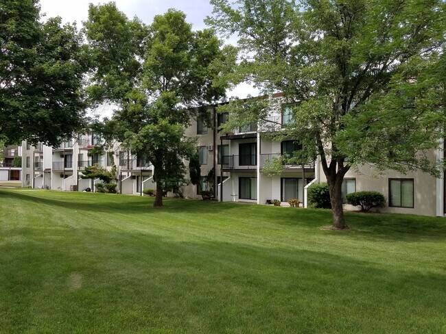 Building Photo - 2 Bedroom Available