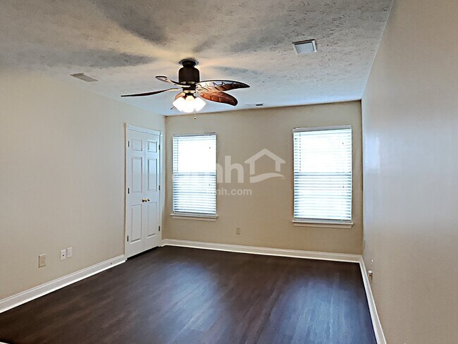 Building Photo - 1125 Turfway Dr