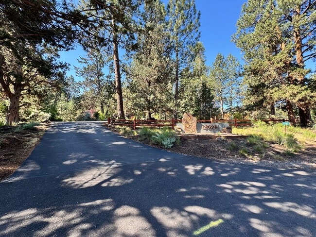 Building Photo - FOR RENT: FURNISHED LONG-TERM EXTREMELY CO...