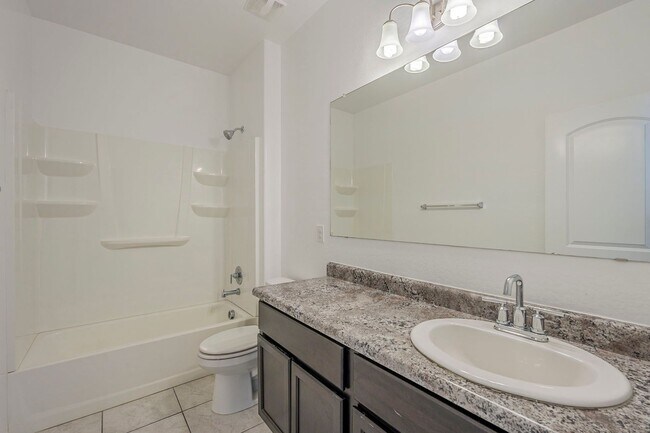 Building Photo - Gorgeous 4 Bed / 2 Bath Home – Move-In Rea...