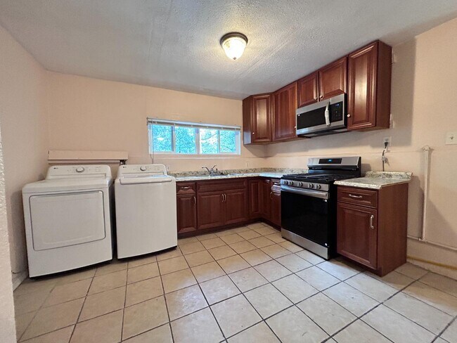 Building Photo - 767 Woodland Rd