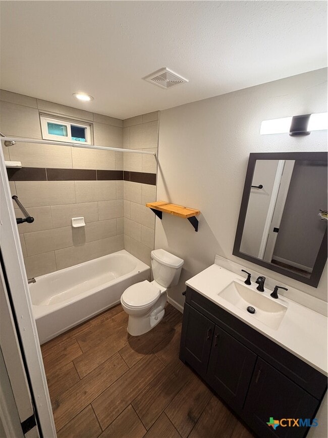 Building Photo - 1537 Post Rd