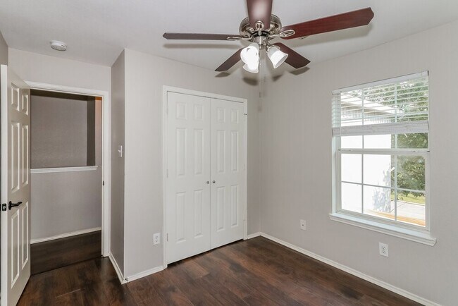 Building Photo - 5006 Roth Forest Ln