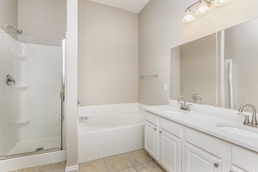 Building Photo - 10813 Briaroaks Dr