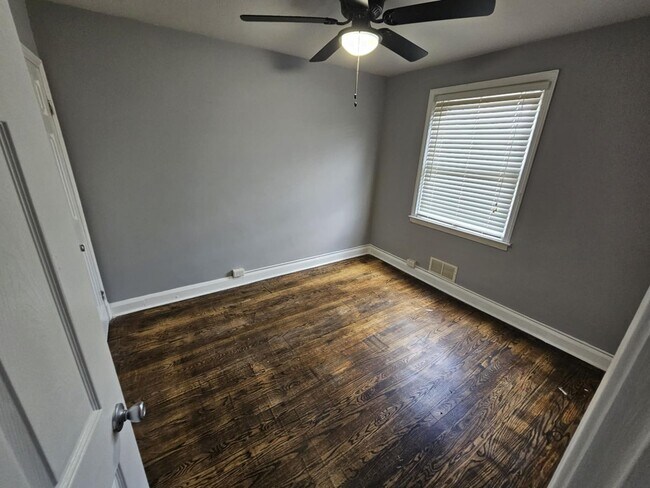 Building Photo - Recently Updated 3 Bedroom/ 1.5 Bathroom T...