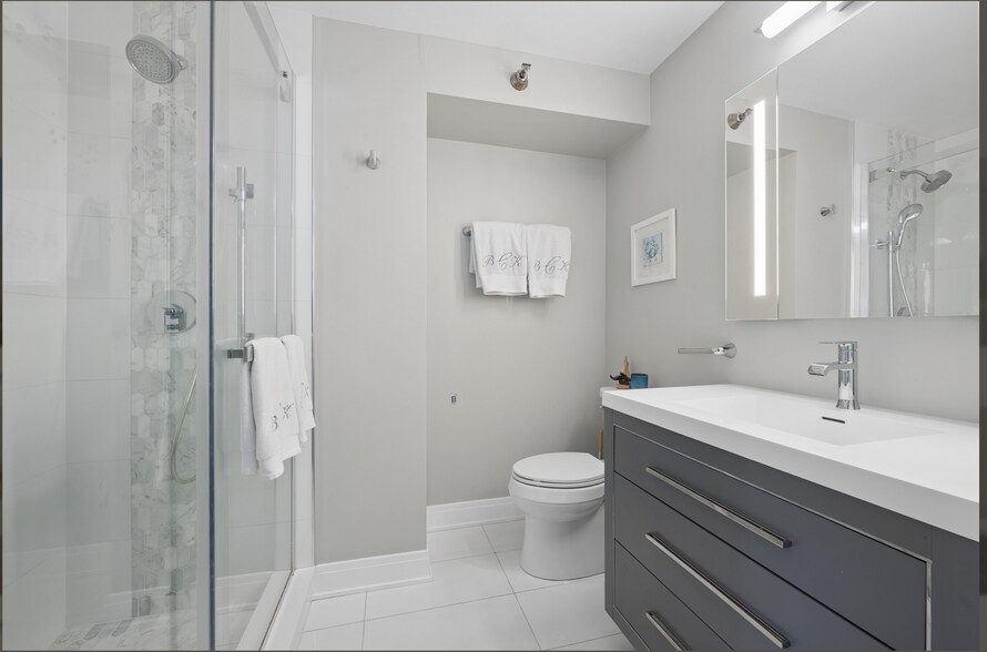 Building Photo - 345 N La Salle Dr