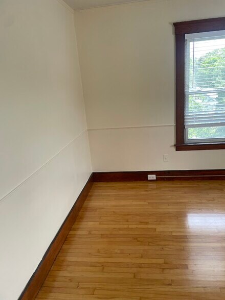 Building Photo - 348 Rollstone St