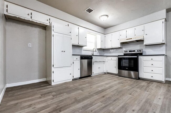 Building Photo - 617 Queensboro Pl