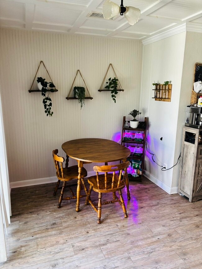 Building Photo - 301 S Lipona Rd