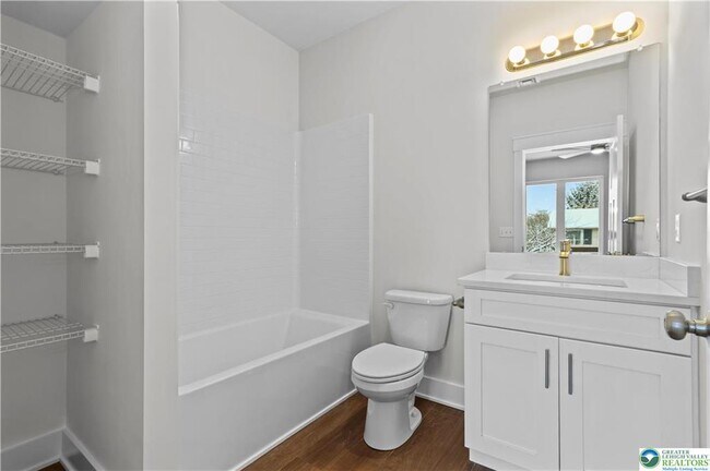 Building Photo - 1674 Best Pl