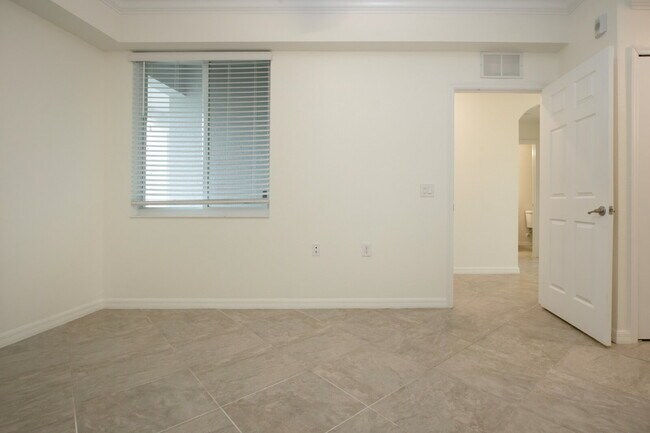 Building Photo - Riverfront Condo - 2 bed - 2 bath for rent
