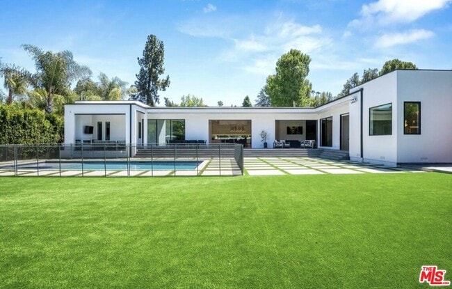 Building Photo - 20141 Wells Dr