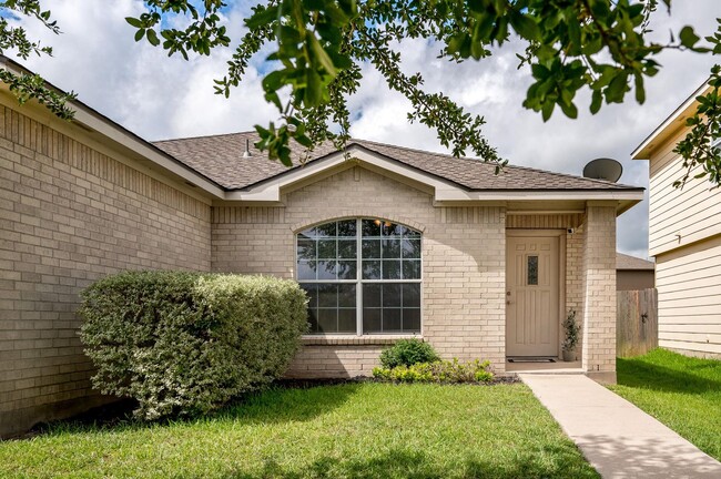 Building Photo - Updated 4BD/2BA Home Close to Airport, Tes...