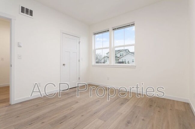 Building Photo - 2284 Brome St