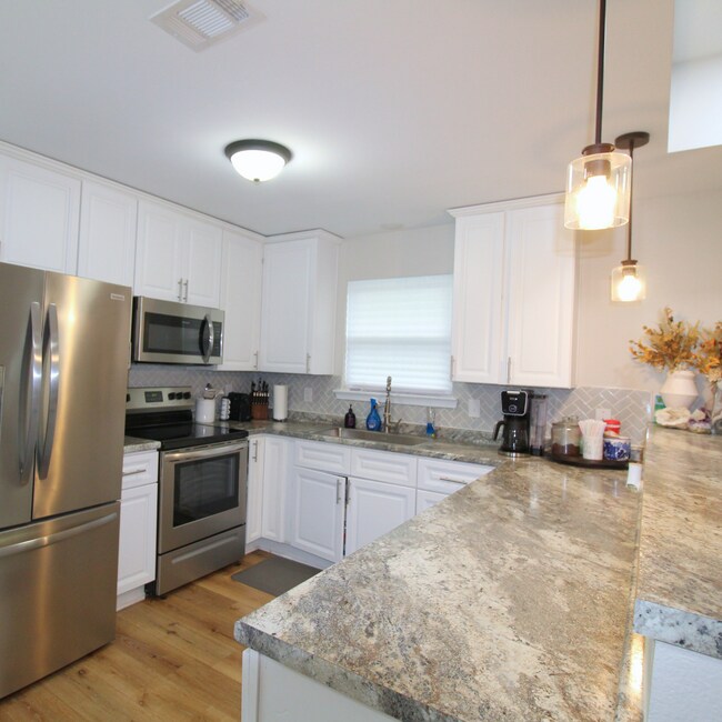 Building Photo - 3 Bedroom with extra Office Space Availabl...