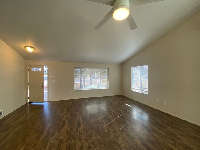 Building Photo - Quiet setting in La Pine!