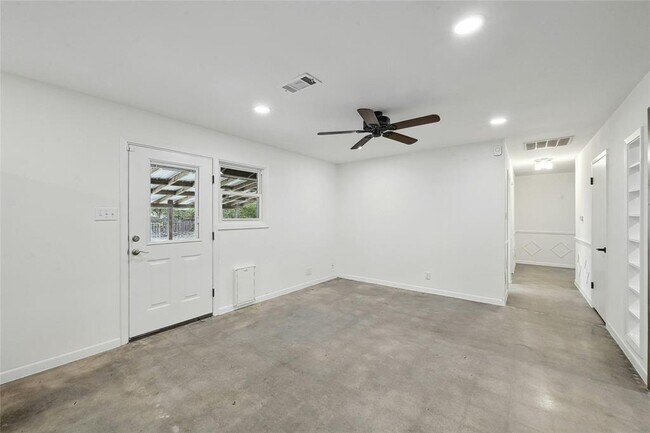 Building Photo - 1500 Fairfield Dr