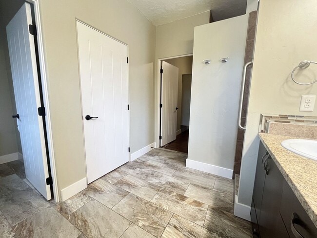 Building Photo - The perfect 2 bed/2bath with office patio home in the beautiful Hazelwood community just off Lake...