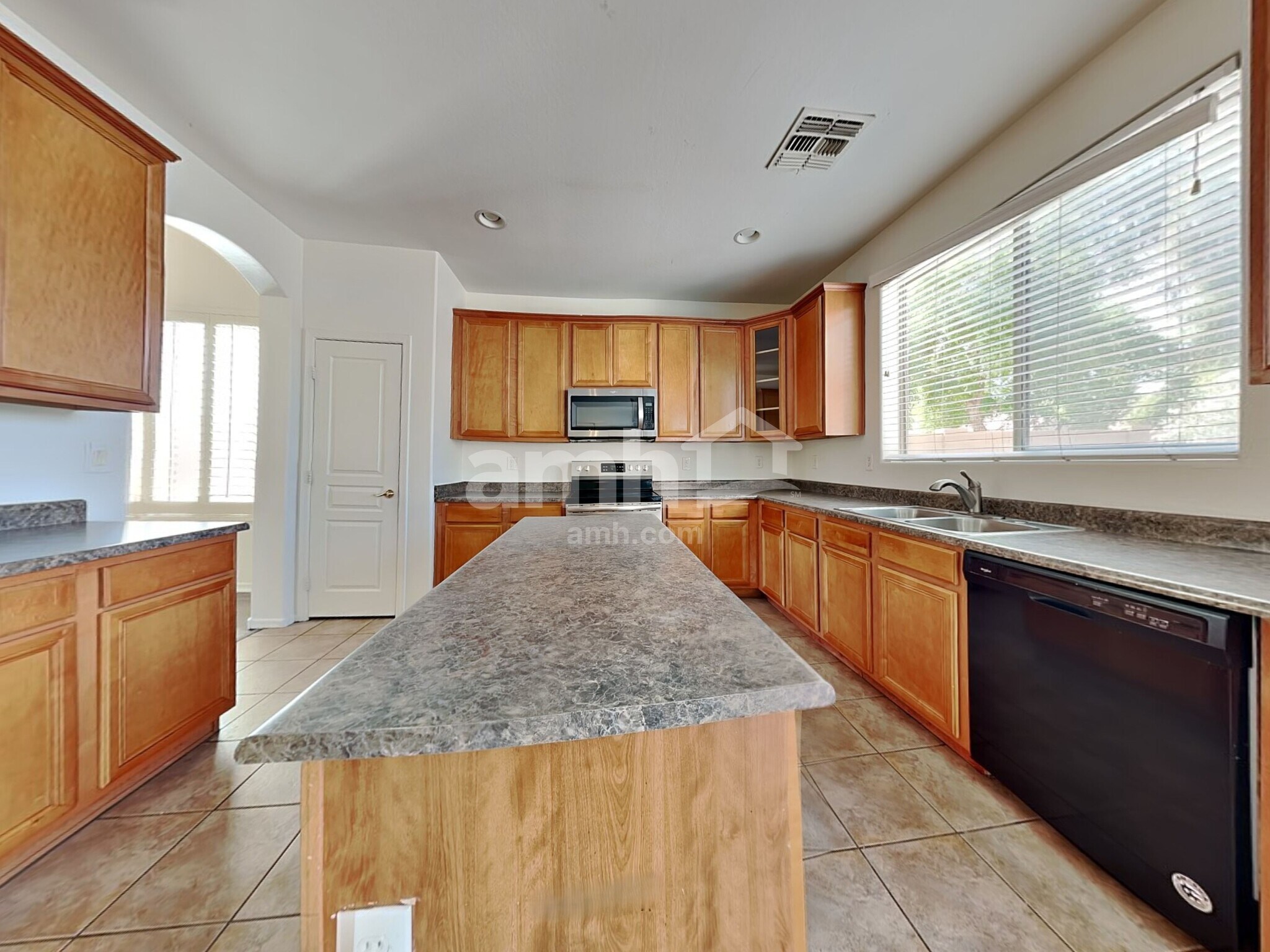 Building Photo - 9428 W Riverside Ave