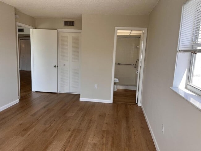 Building Photo - 1120 N Shore Dr NE