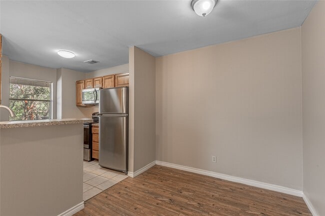 Building Photo - 2404 Sycamore Ave