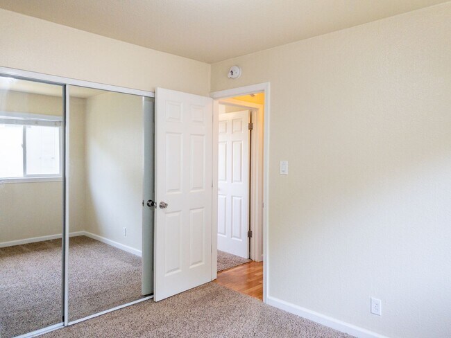 Building Photo - 2BD 1BA Recently Renovated Unit! Parking! ...