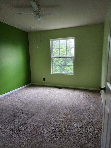 Building Photo - 1157 Goldfinch Ave