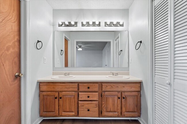 Building Photo - 3 Bed • 2 Bath • Valley View School District