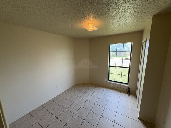 Building Photo - 2208 Hemlock Dr
