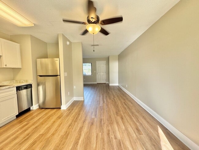 Building Photo - Apartment - Right off Cypress Gardens Blvd
