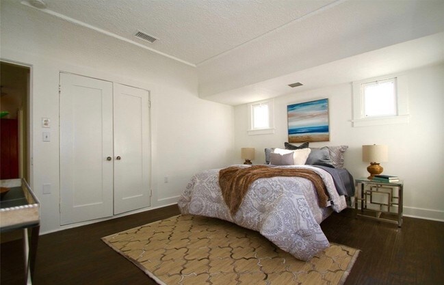 Building Photo - 1911 Cedar Ave