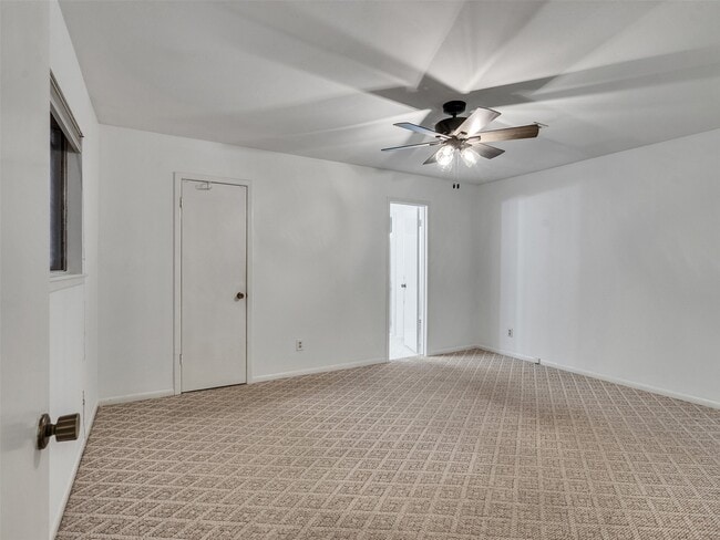 Building Photo - 418 Oakhill Dr