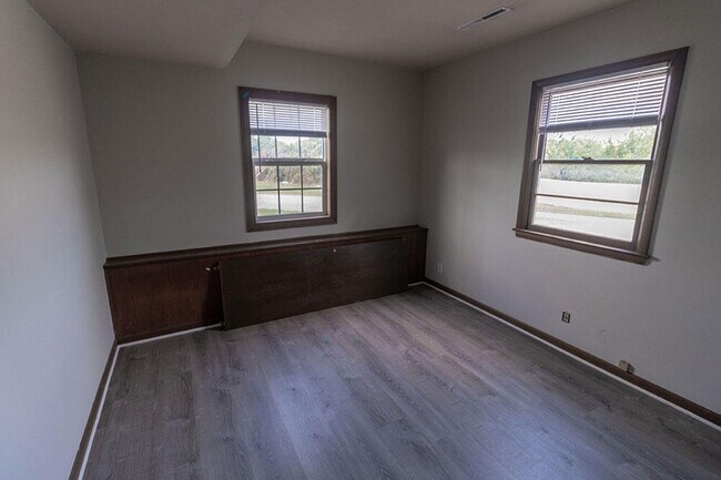 Building Photo - 1804 Sylvan Ln