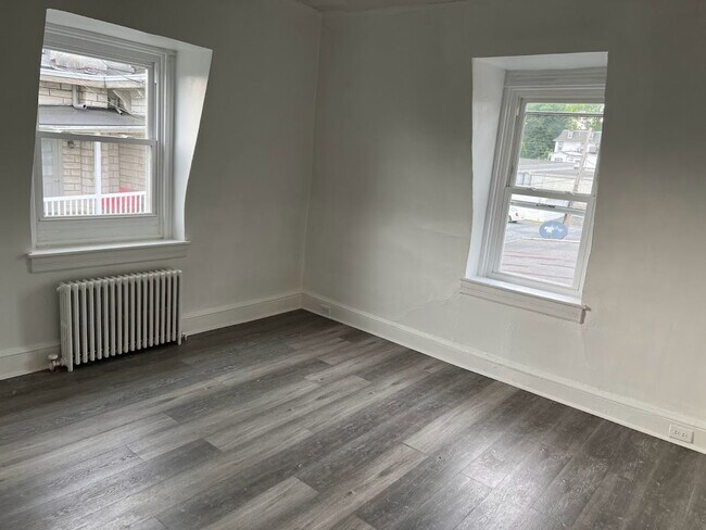 Building Photo - Spacious 4/5 Bedroom Home