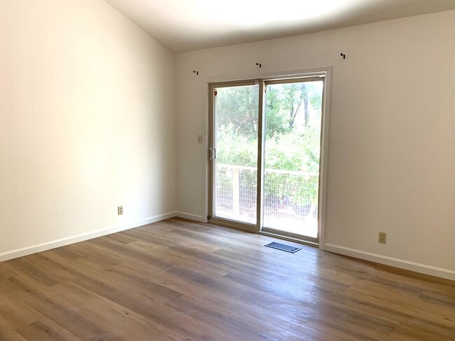 Building Photo - 16 Fairway Pl
