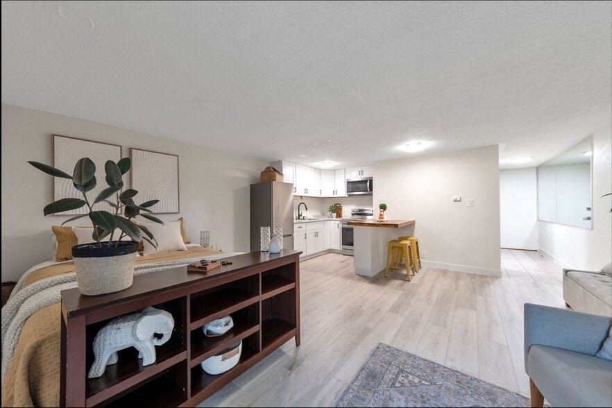 Building Photo - 2500 S York St