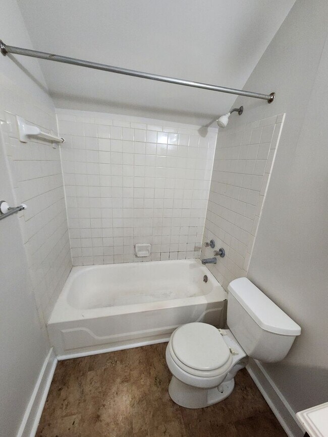 Building Photo - Light and Airy 2 bedroom 1 bathroom apartm...