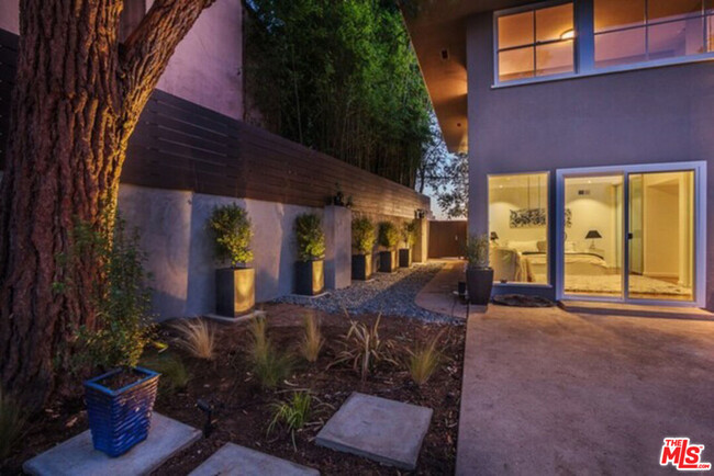 Building Photo - 8809 Appian Way