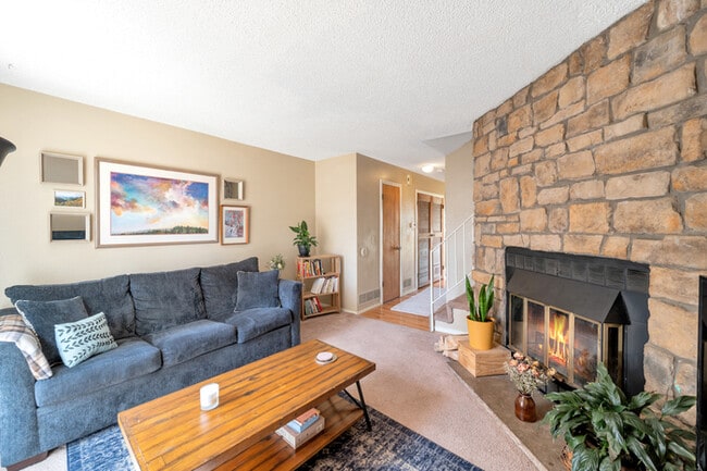 Building Photo - Charming 2 beds 2.5 baths in Aurora with a...