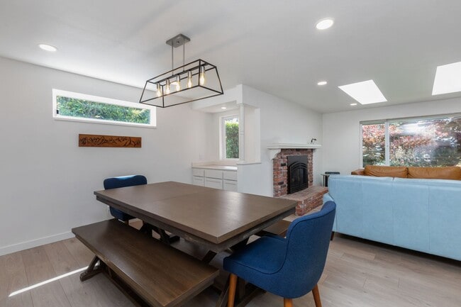 Building Photo - Beautiful 4 Bedroom Home in Richmond