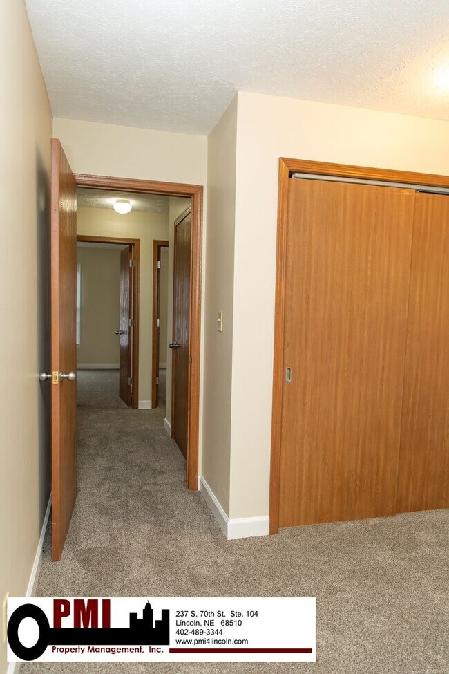 Building Photo - 3 Bedroom and 1.5 bathroom Duplex for Rent