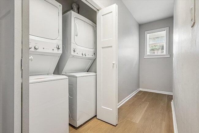 Building Photo - 2395 Forrest Avenue Unit 3