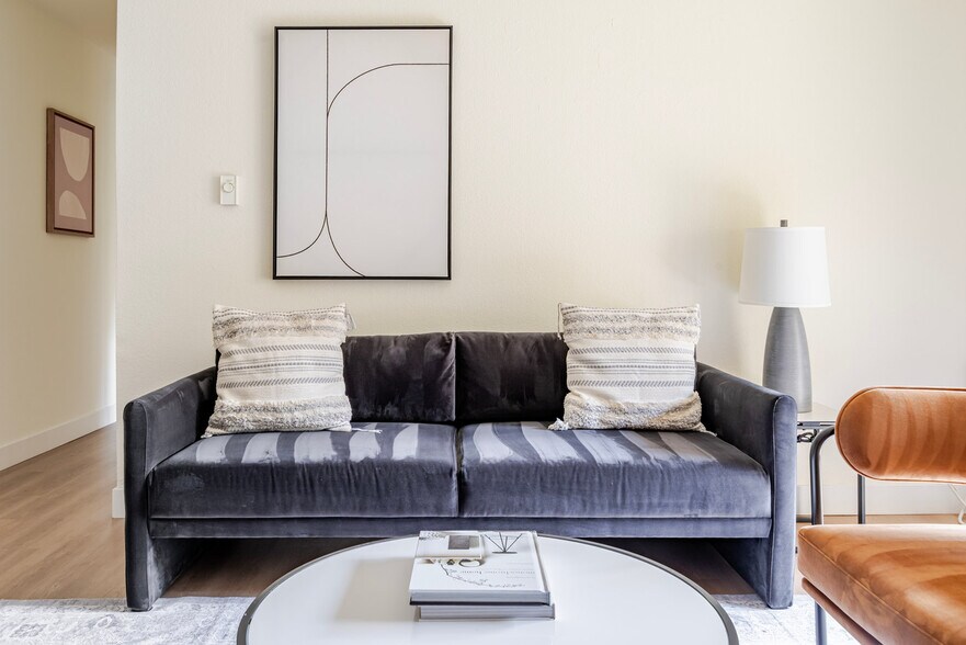 Building Photo - 1600 Villa St