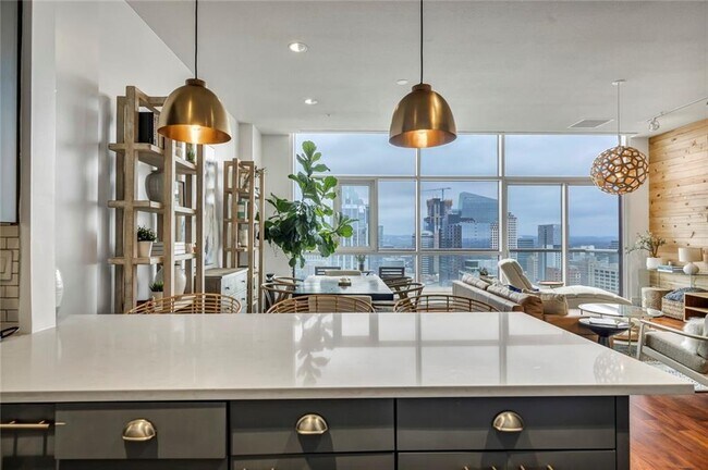 Building Photo - 555 E 5th St