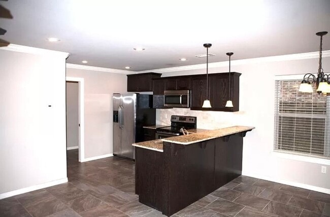 Building Photo - Available August 1st! Two-Story 3 Bedroom, 2.5 Bathroom in the center of Fayetteville