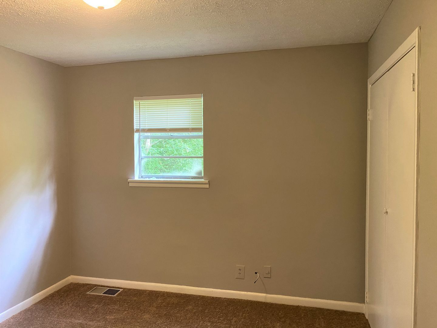 Building Photo - 4053 Log Cabin Dr