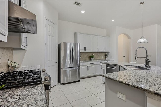 Building Photo - 5501 Allamanda Dr